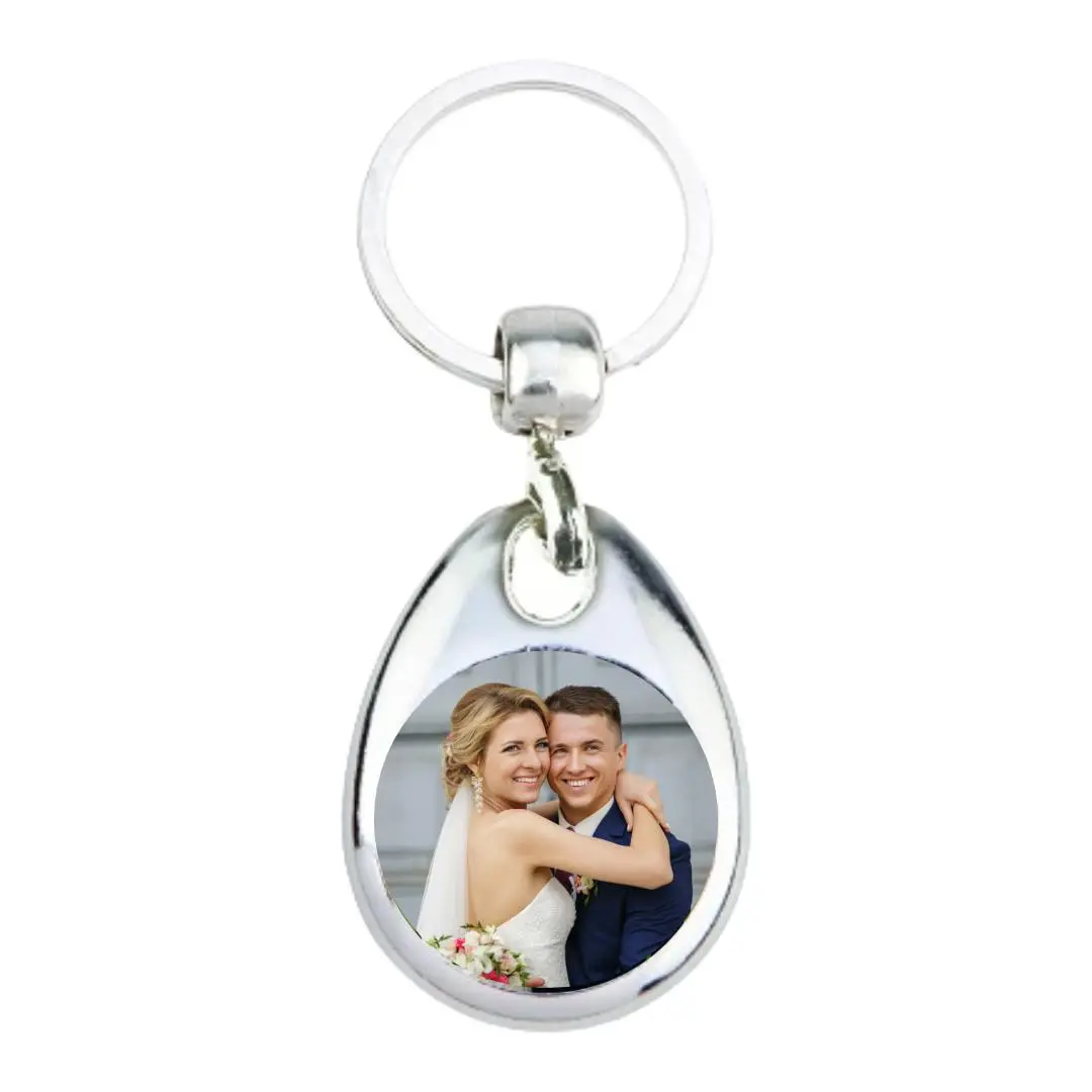 Runder Hochzeitsschlüsselanhänger aus Metall als Gastgeschenk