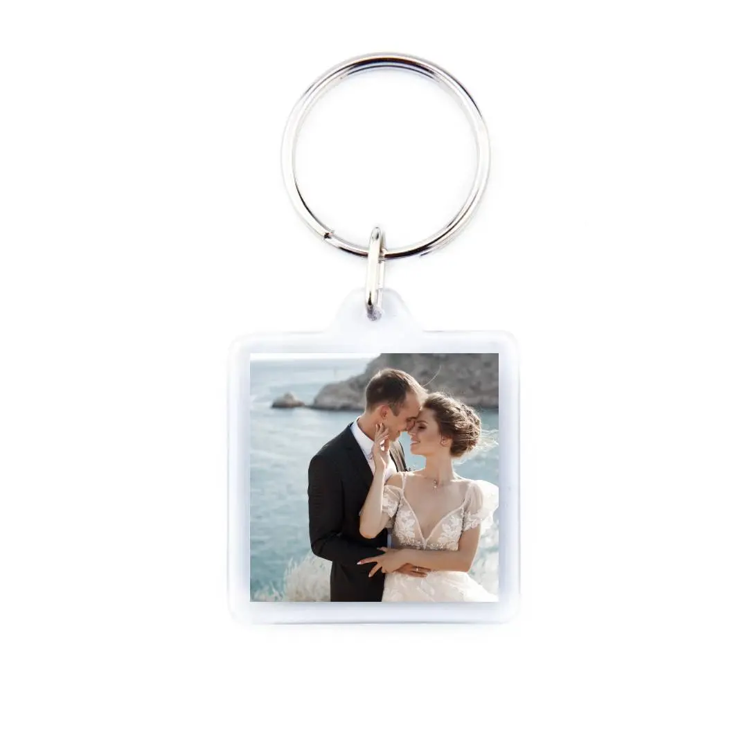 Quadratischer Hochzeitsschlüsselanhänger aus Kunststoff als Gastgeschenk Quadratischer Hochzeitsschlüsselanhänger aus Kunststoff als Gastgeschenk